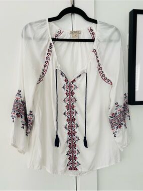 Lucky Brand Embroidered White blouse with tassels size small